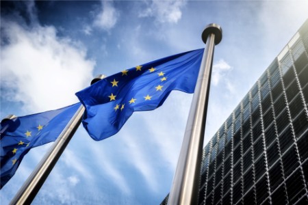Útok EU na „prázdné“ společnosti