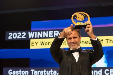 Vinder af World Entrepreneur Of The Year, Gaston Taratuta, hæver trofæ