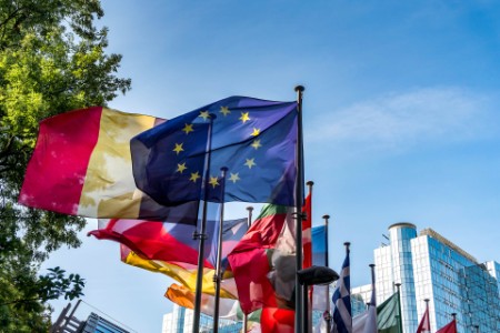 Europæiske flag foran Europaparlementet i Bruxelles