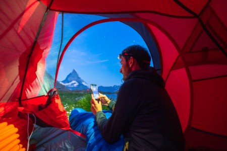 Vandrer camperer med Matterhorn i baggrunden
