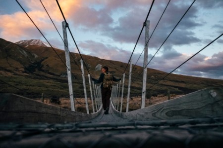 Turist krydser hængebro