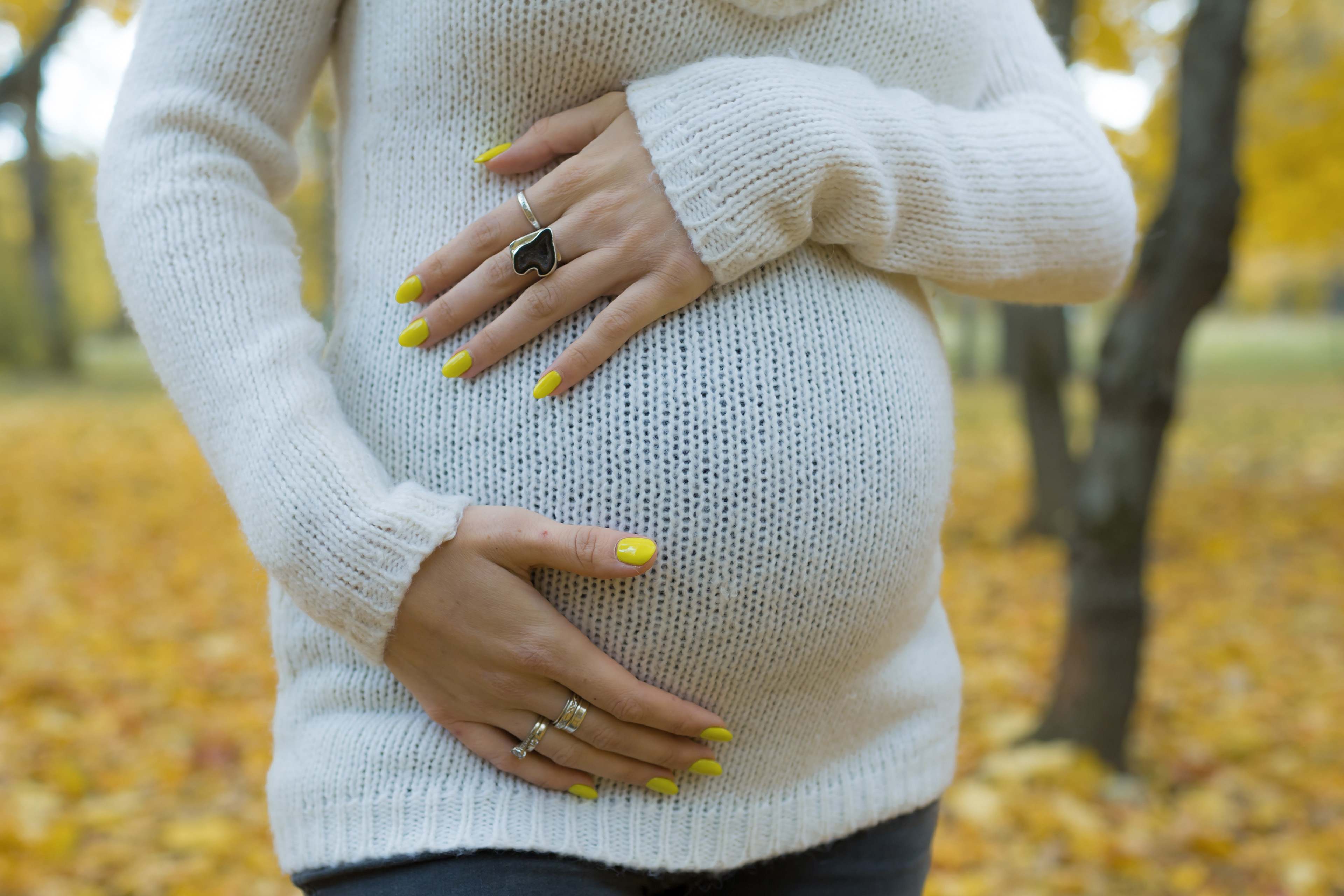 Gravid kvinde i striksweater
