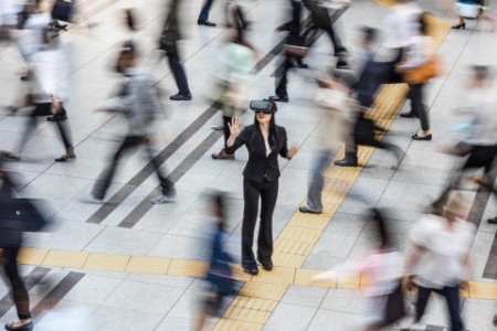 Forretningskvinde bruger VR-briller på gaden
