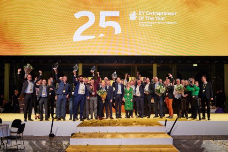 Foto af alle vindere på scenen ved EY Entrepreneur Of The Year 2022