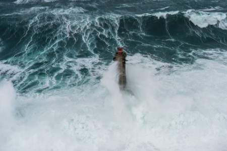 Fyrtårn i høje bølger under stormvejr