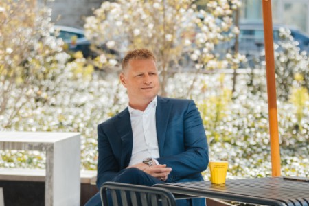 Søren Smedegaard Hvid sidder udenfor