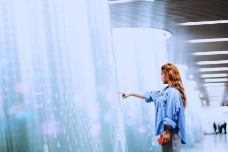 Forretningskvinde rører en lysstråle med hånden på en metrostation
