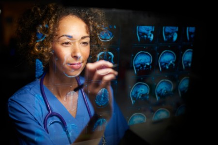 Kvindelig læge tjekker scanning af hjerne