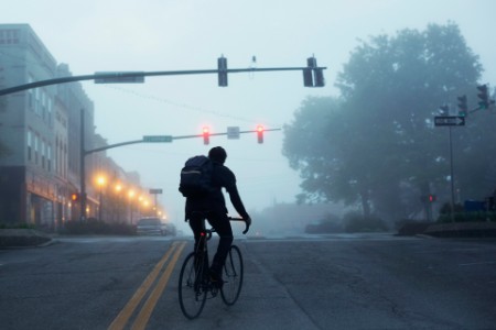 Cyklist på vej i tåge om morgenen