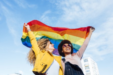 To kvinder holder regnbueflag