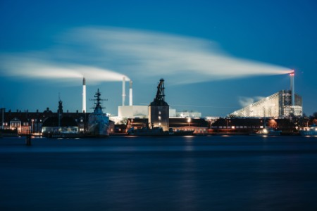 Fabrik i København set i aftenlys