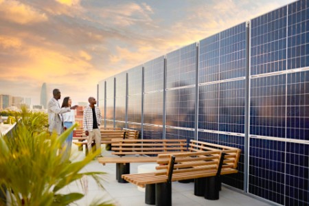 Ejendomsmælger og købere ser på solcellepaneler på rooftop