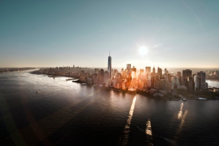 Luftfoto af Manhattan i solopgang