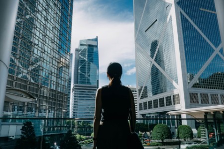 Foto af Forretningskvinde ser mod skyskrabere