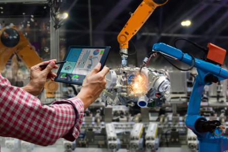Ingeniør styrer robot via touch screen