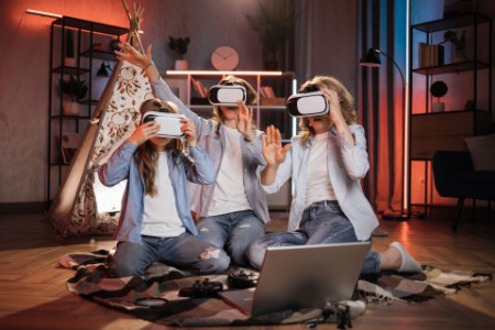 Mor og døtre bruger VR-briller