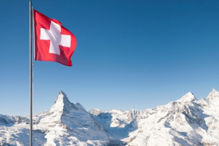 Det schweiziske flag med Matterhorn i baggrunden
