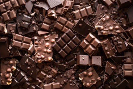 Forskellige stykker chokolade set oppefra