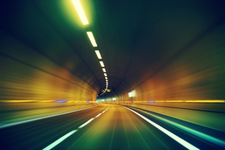 En bil, der kører hurtigt igennem en tunnel