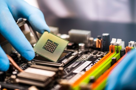 It-tekniker sætter chip ind i motherboard