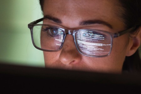 Computerprogrammierer mit Brille schaut auf Codes