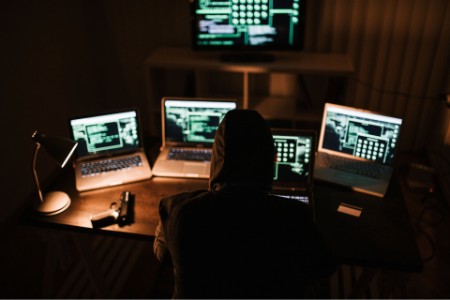 Cyberkrimineller vor Rechnern