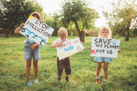 Kinder halten Plakate zur Rettung der Umwelt