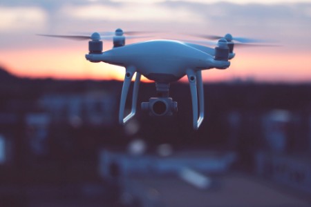 Drohne schwebt über einer Stadt