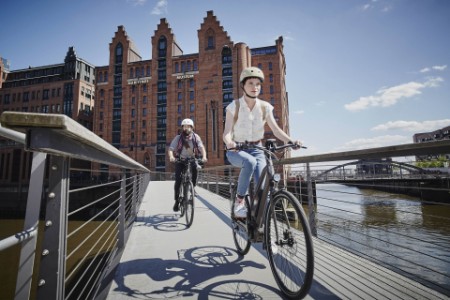 Junges paar auf E-Bikes in Hamburg