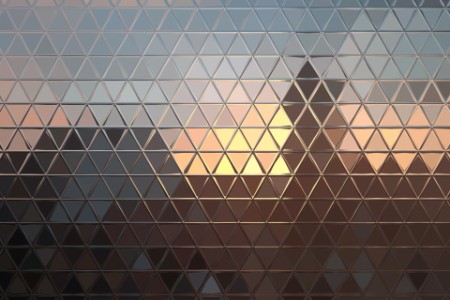 Reflexion der abendlichen Skyline auf einem Glasgebäude