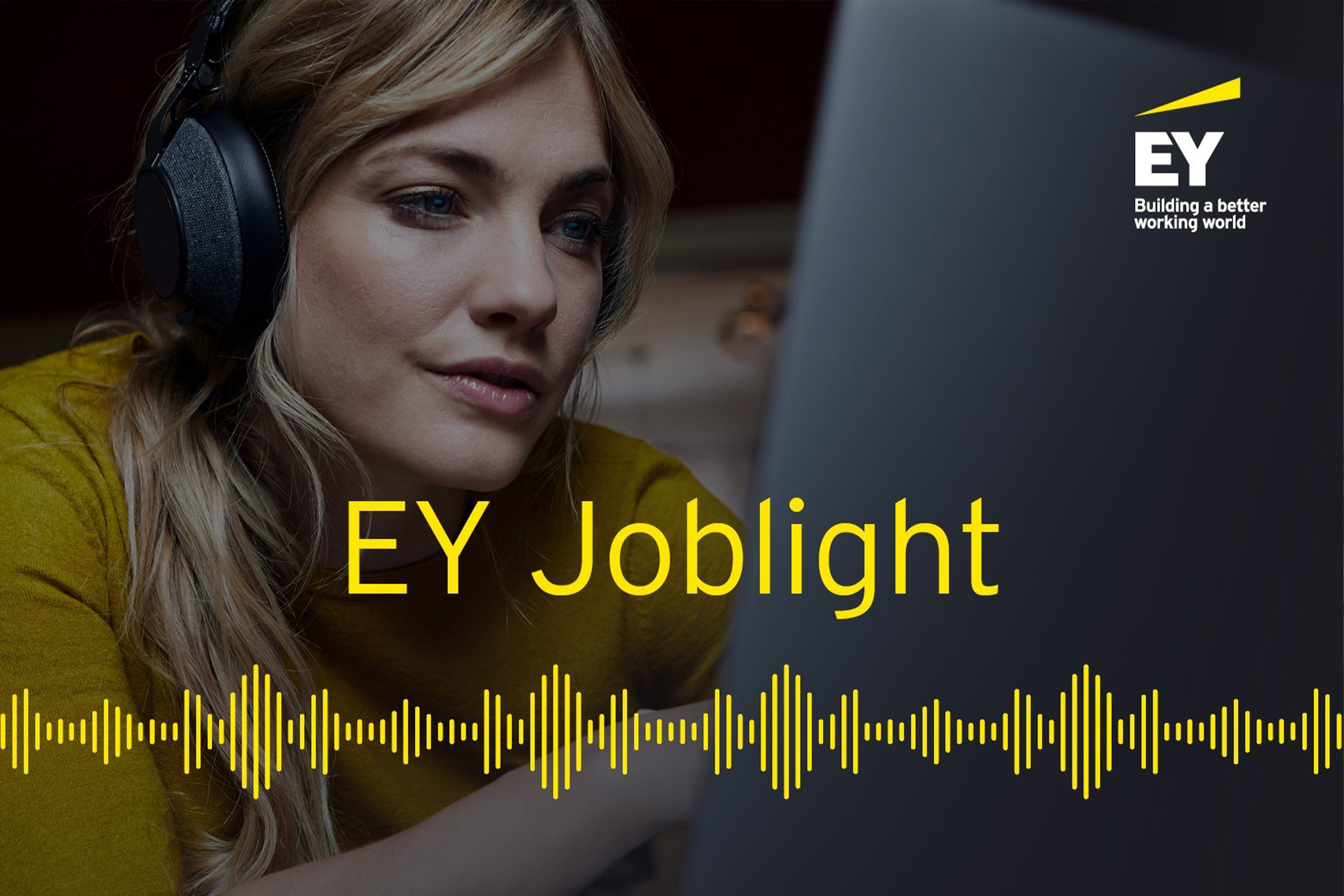 Frau hört EY Joblight, den Podcast über Jobs bei EY