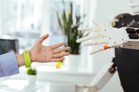 Nahaufnahme der menschlichen Hand und der Roboterhand