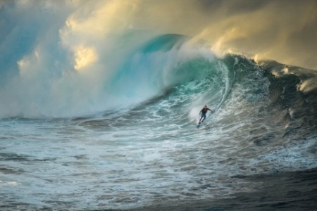 Surfer auf einer großen Welle bei Jaws