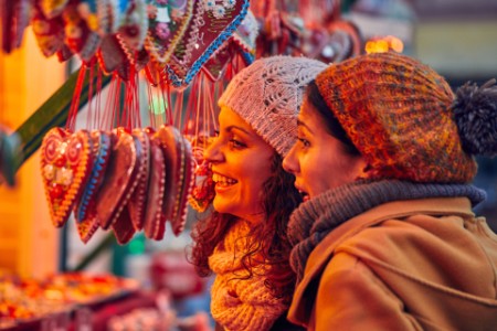 Zwei Frauen auf einem Weihnachtsmarkt