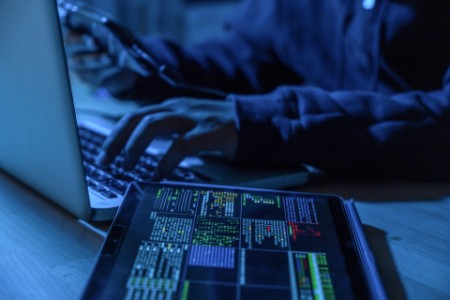 Cyberkriminalität mit Laptop und Tablet