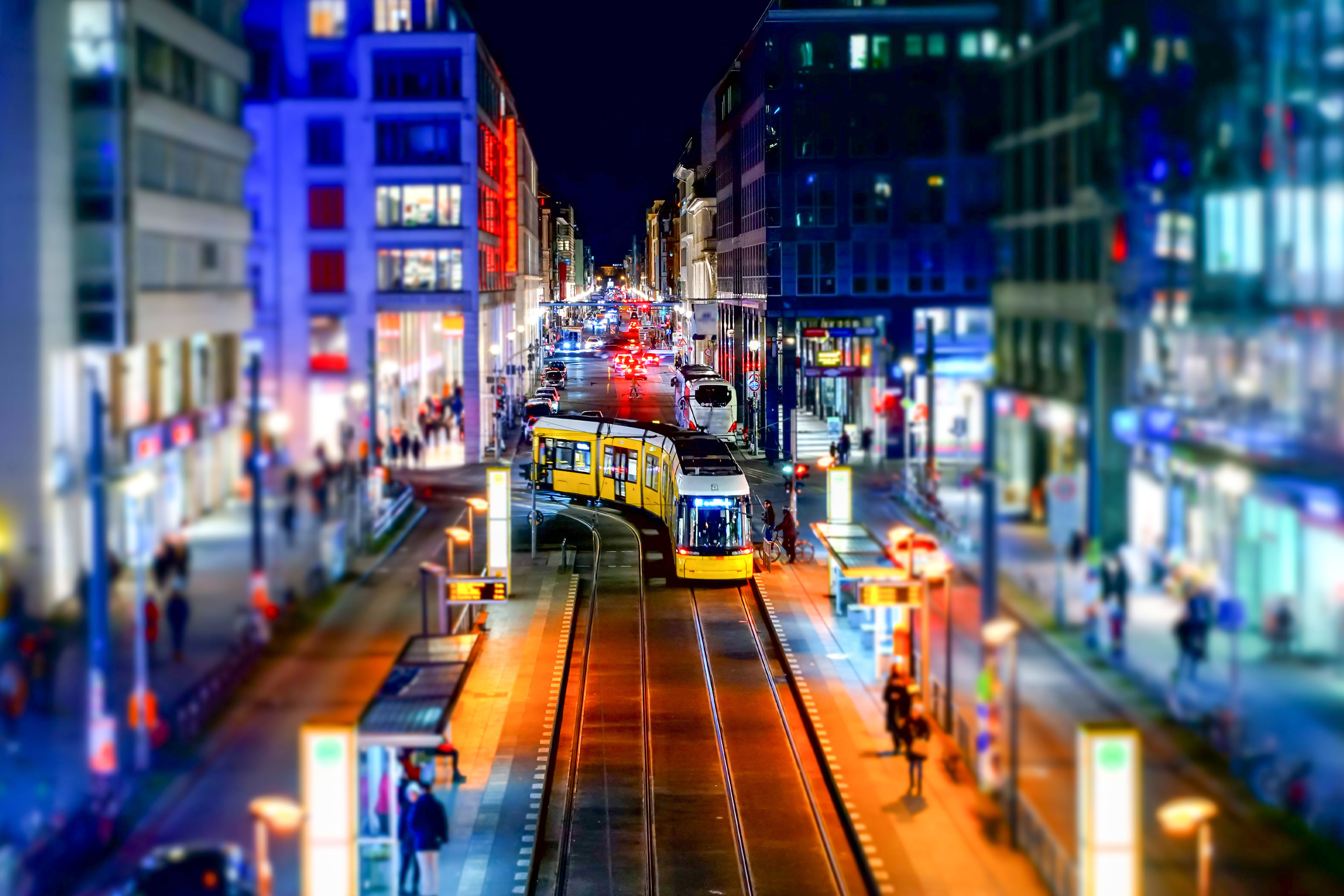 Straßenbahn in der City Street bei Nacht