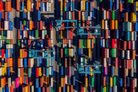 Luftperspektive auf einen bunten Containerhafen