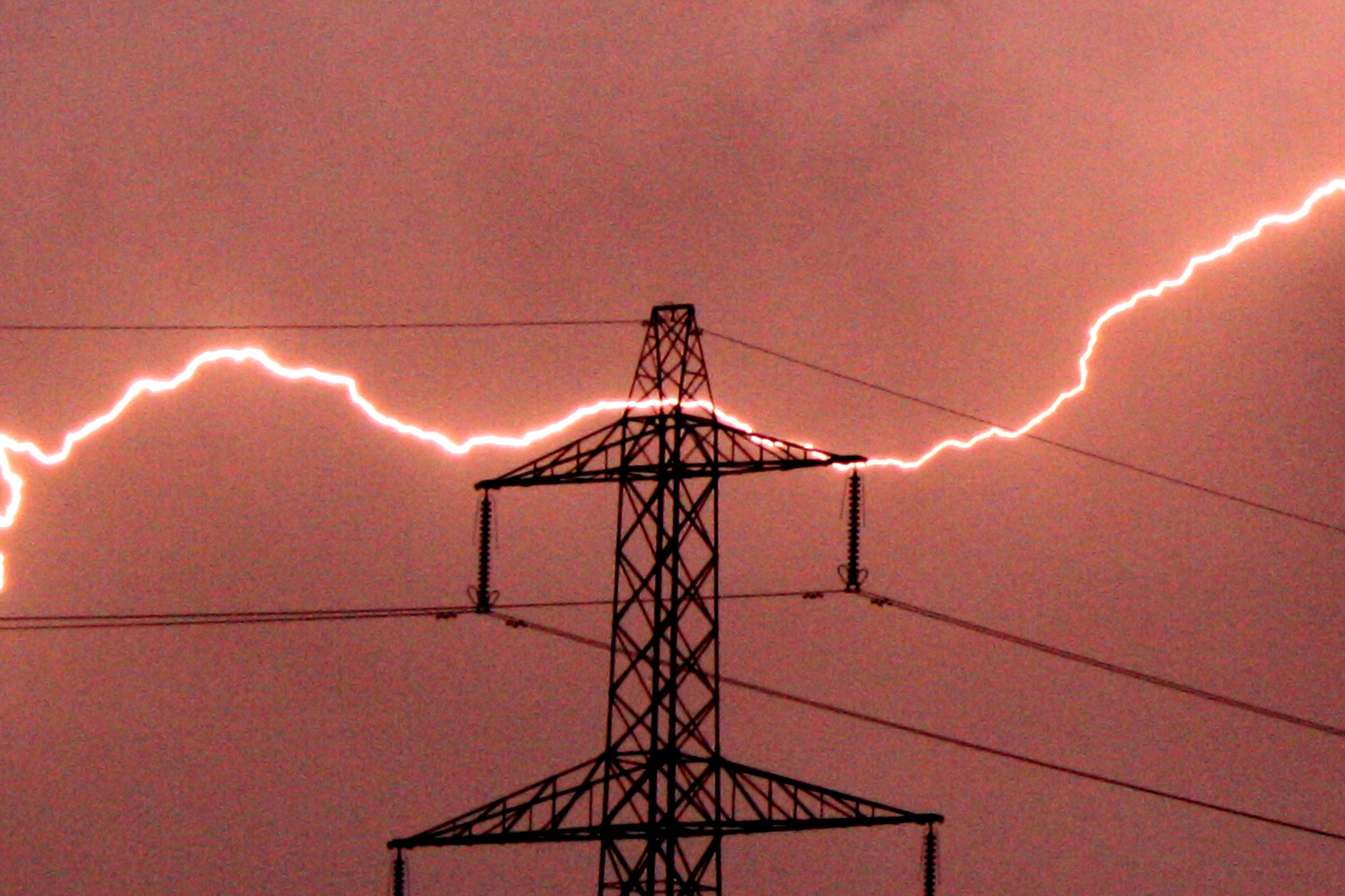 Blitzeinschlag in einen Strommast