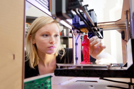 Frau bedient 3D Drucker