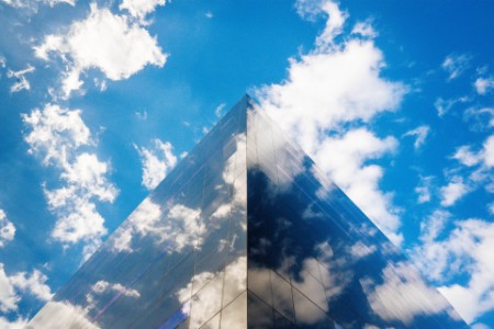 Spiegelungen von Wolken auf einer Glaspyramide