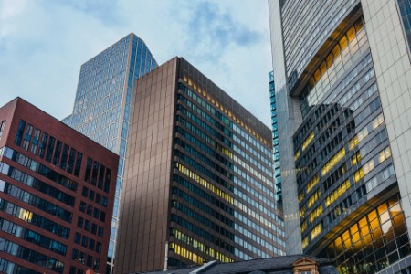 Niedriger Blickwinkel auf Firmengebäude in der Frankfurter Innenstadt