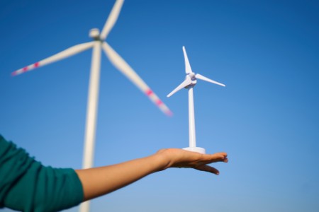 Hand hält Windkraftanlage Prototyp Modell Miniatur
