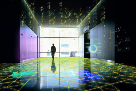 Eine Figur schlendert durch einen neonbeleuchteten, von einer Matrix beleuchteten Gang.