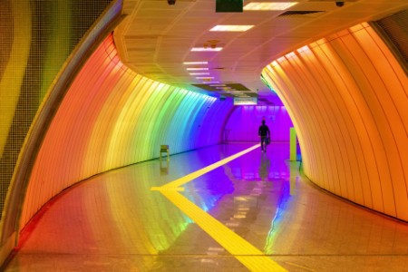 Corredor de acceso al metro iluminado de varios colores