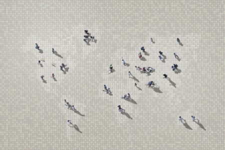 Menschen, die auf einer binär codierten Weltkarte laufen
