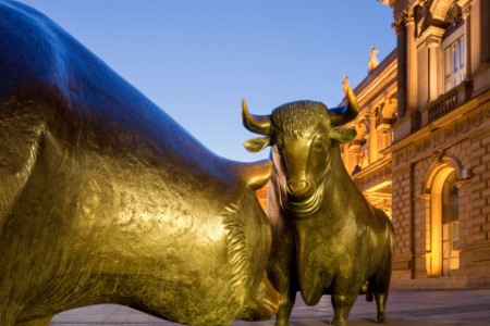 Goldener Bulle und Bär vor der Frankfurter Börse (DAX) in der Abenddämmerung