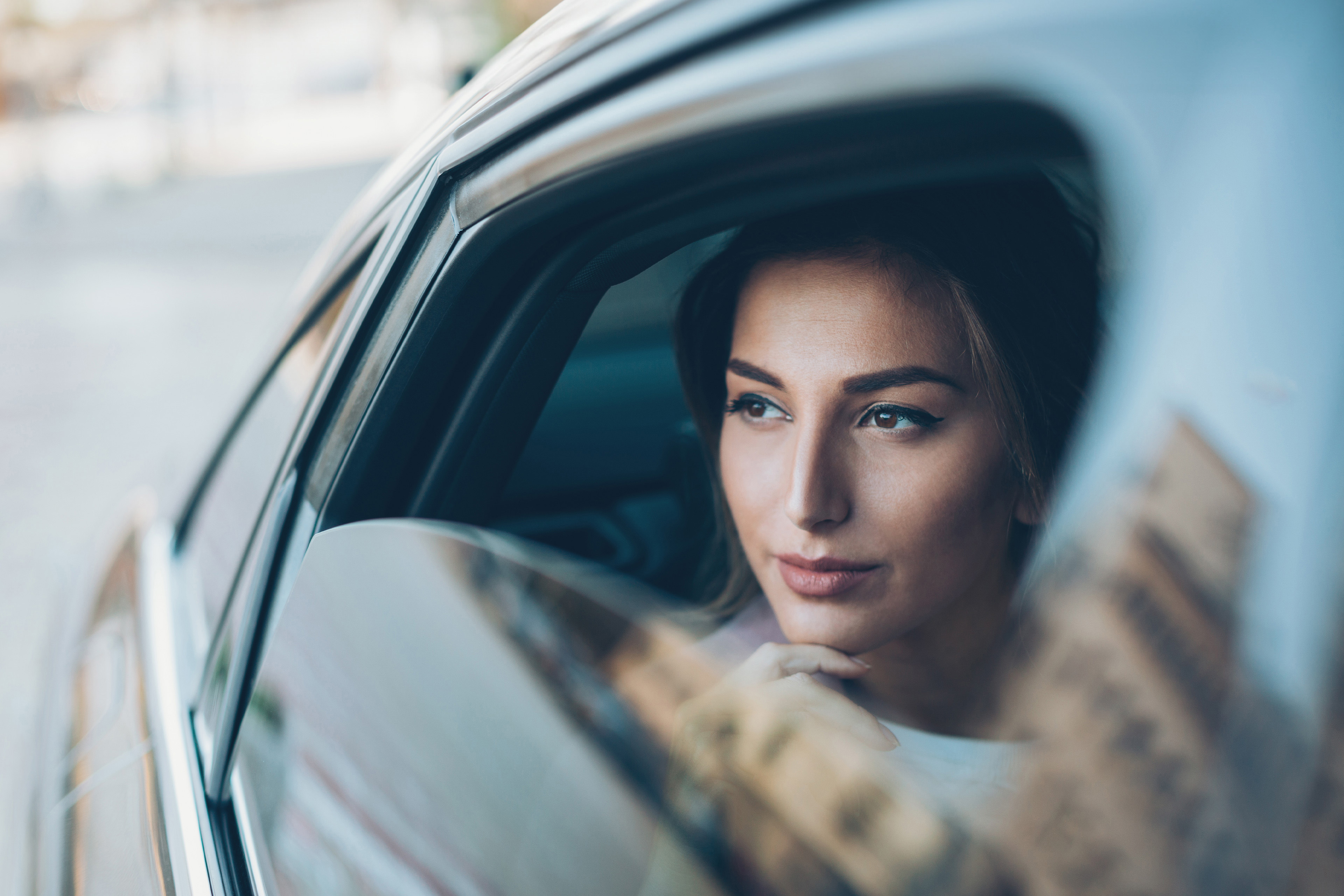 Frau schaut aus einem Autofenster