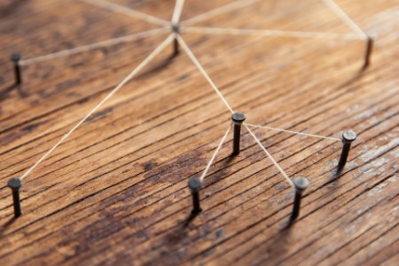 Nägel in Holz mit Seil verbunden
