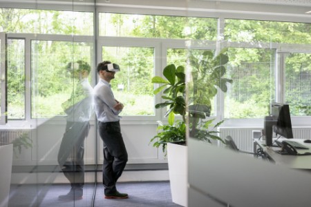 Businessmann trägt VR Brille im Office