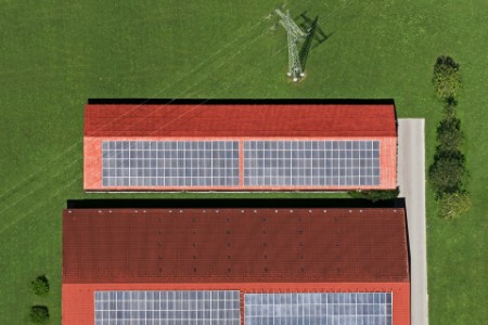  Luftaufnahme von Sonnenkollektoren auf dem Dach.